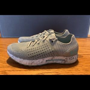Women’s Under Armour HOVR Sneakers Size 8, excellent condition, smoke free home.